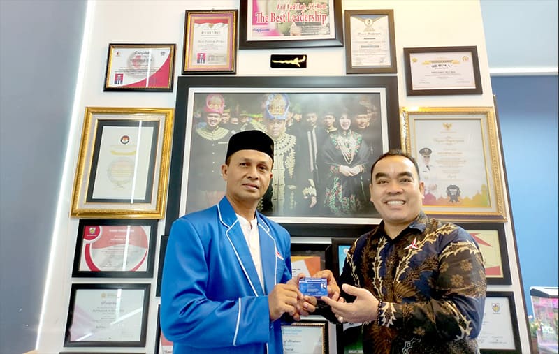 Sekretaris Dewan Pimpinan Daerah Partai Nasional Demokrat (NaDem) Aceh Besar Periode 2014-2020 Hadadi Djak'far menerima KTA yang diserahkan Sekretaris DPD Partai Demokrat Arif Fadillah. (Foto: Ist.)