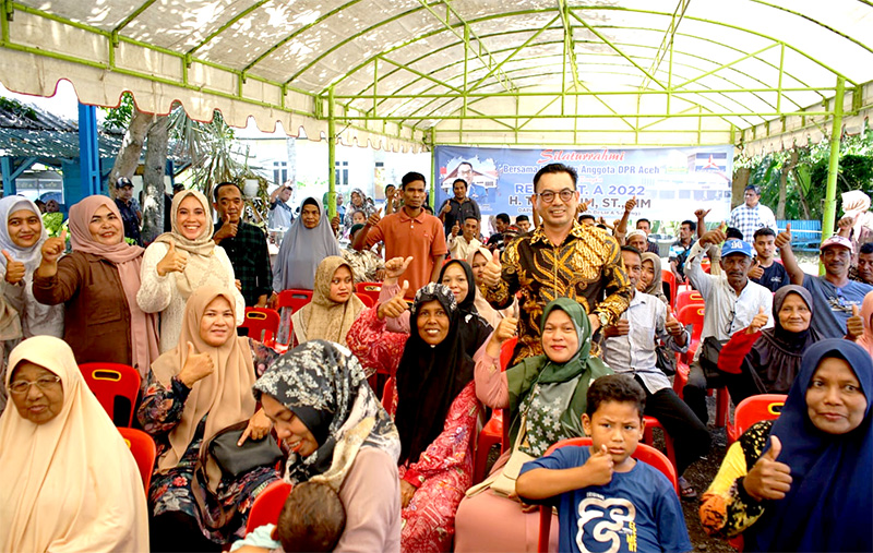 Anggota DPRA HT. Ibrahim bersama masyarakat penerima rumah dhuafa dan fakir miskin. (Foto: Nukilan.id)