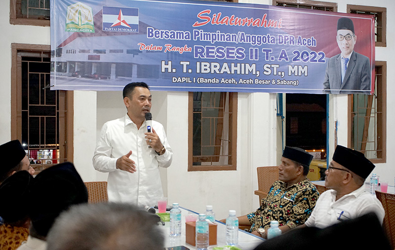 HT. Ibrahim bersama Forum Geucik Darul Imarah, Aceh Besar. (Foto: Nukilan.id)