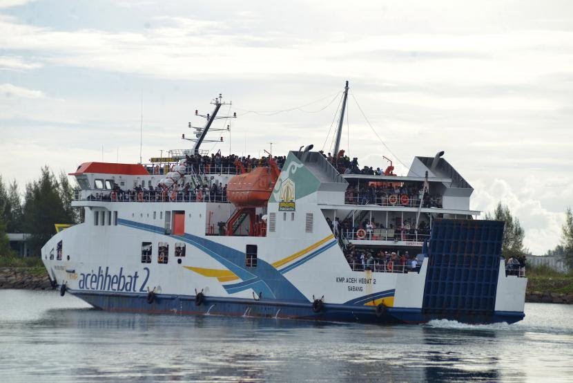 Kapal Aceh Hebat 2 angkut wisatawan yang berlibur ke pulau sabang di hari lebaran. (Foto: Republika)