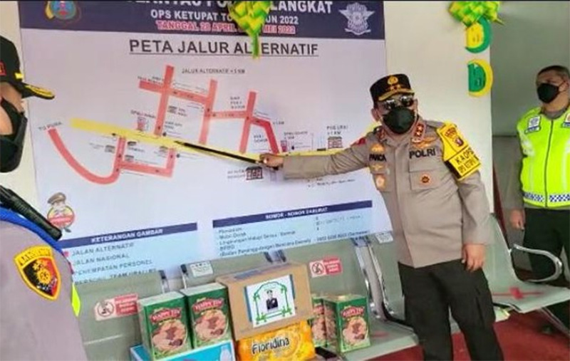 Kapolda Sumatera Utara (Sumut), Irjen Pol RZ Panca Putra Simanjuntak meninjau Pos Pengamanan di Jalan Lintas Medan-Aceh. (Foto: Ist./detik)