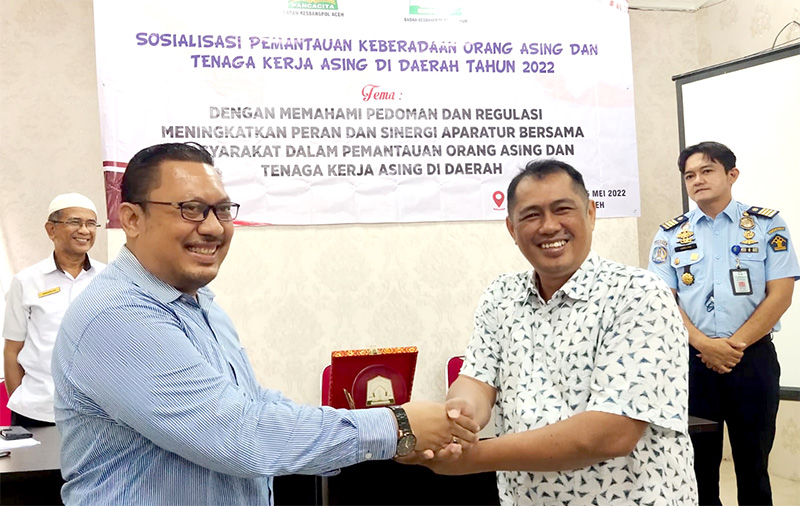 Kabid Penanganan Konflik dan Kewaspadaan Nasional pada Badan Kesbangpol Aceh Dedy Andrian, SE (kanan) menyerahkan cendera mata pada Syamsuar, S.Sos., M.Si. (Foto: Ist.)