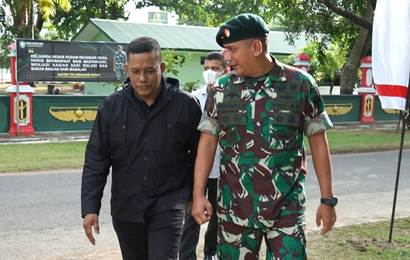 Ketua Dewan Perwakilan Rakyat Aceh (DPRA) Syaiful Bahri bersama Panglima Kodam Iskandar Muda (Pangdam IM) Mayor Jenderal TNI Mohamad Hasan. (Foto: Nukilan.id)