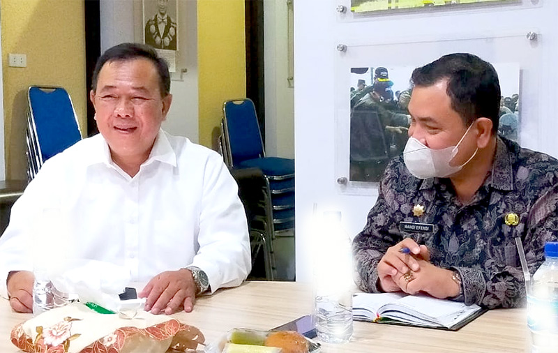Kasubdit Pemberdayaaan Masyarakat Badan Nasional Penanggulangan Terorisme (BNPT) Kolonel (Czi.) Rahmad Suhendro bersama Kesbangpol Aceh. (Foto: Ist.)