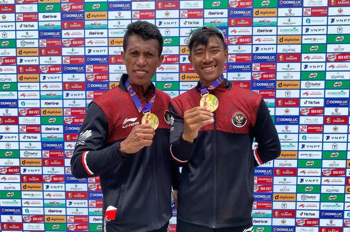 Atlet rowing Indonesia, Ardi Isadi dan Kakan Rusmana, berpose dengan medali emas. (Foto: Dok. NOC Indonesia)