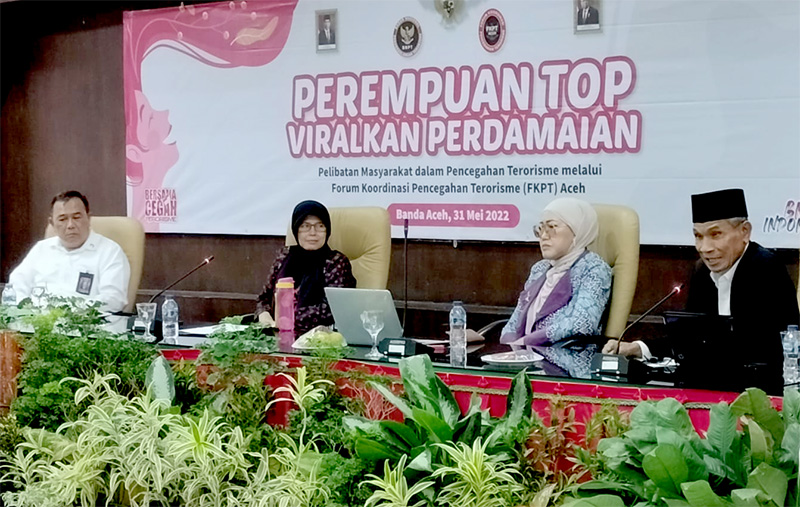 Prof Yusni Saby saat menjadi pembicara kegiatan BNPT dan FKPT Aceh di Banda Aceh. (Foto: Ist.)