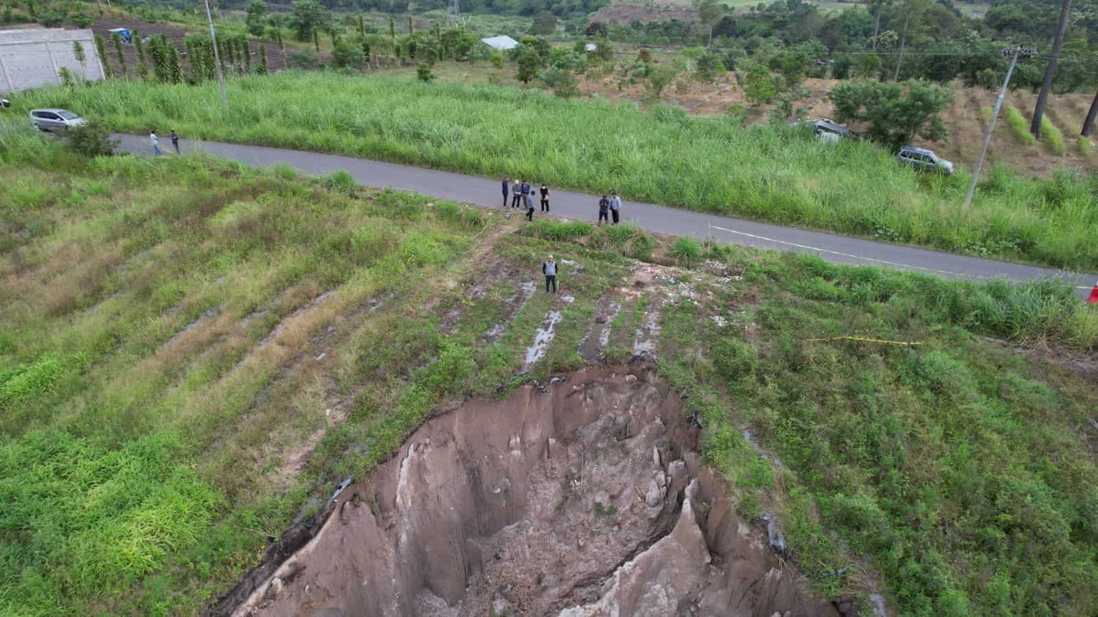 Kadis ESDM Aceh, Ir. Mahdinur, MM meninjau dan memberikan arahan kepada Tim ESDM Aceh pada lokasi Longsor Desa Pondok Balek, Kec. Ketol, Kab. Aceh Tengah, Sabtu 18 Juni 2022. (Foto: Dok.Ist)