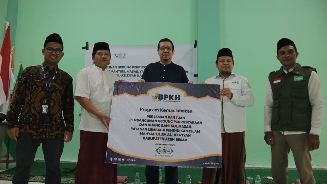 BPKH menyalurkan dana pembangunan ke Dayah Mahyal Ulum Al-Aziziyah Aceh Besar. (Foto: Nukilan/Reji)