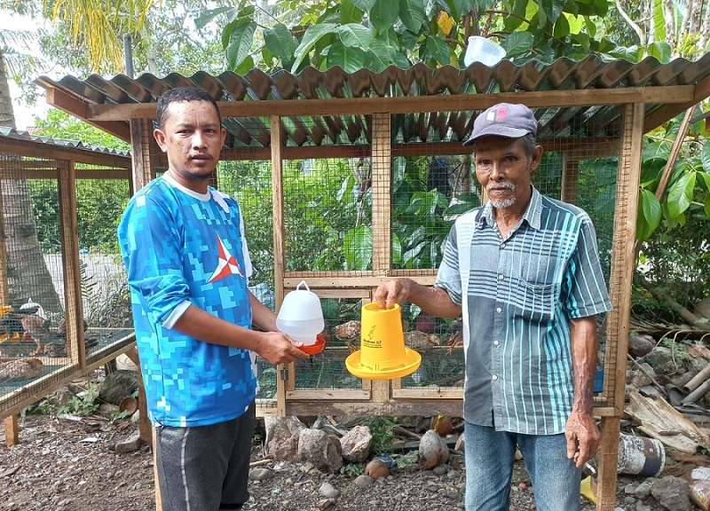 Keuchik Desa Ulee Kareung, Ikhtiar, S.Pd.I serahkan Kandang Ayam ke Warga Ulee Kareung. (Foto: Dok.Ist)