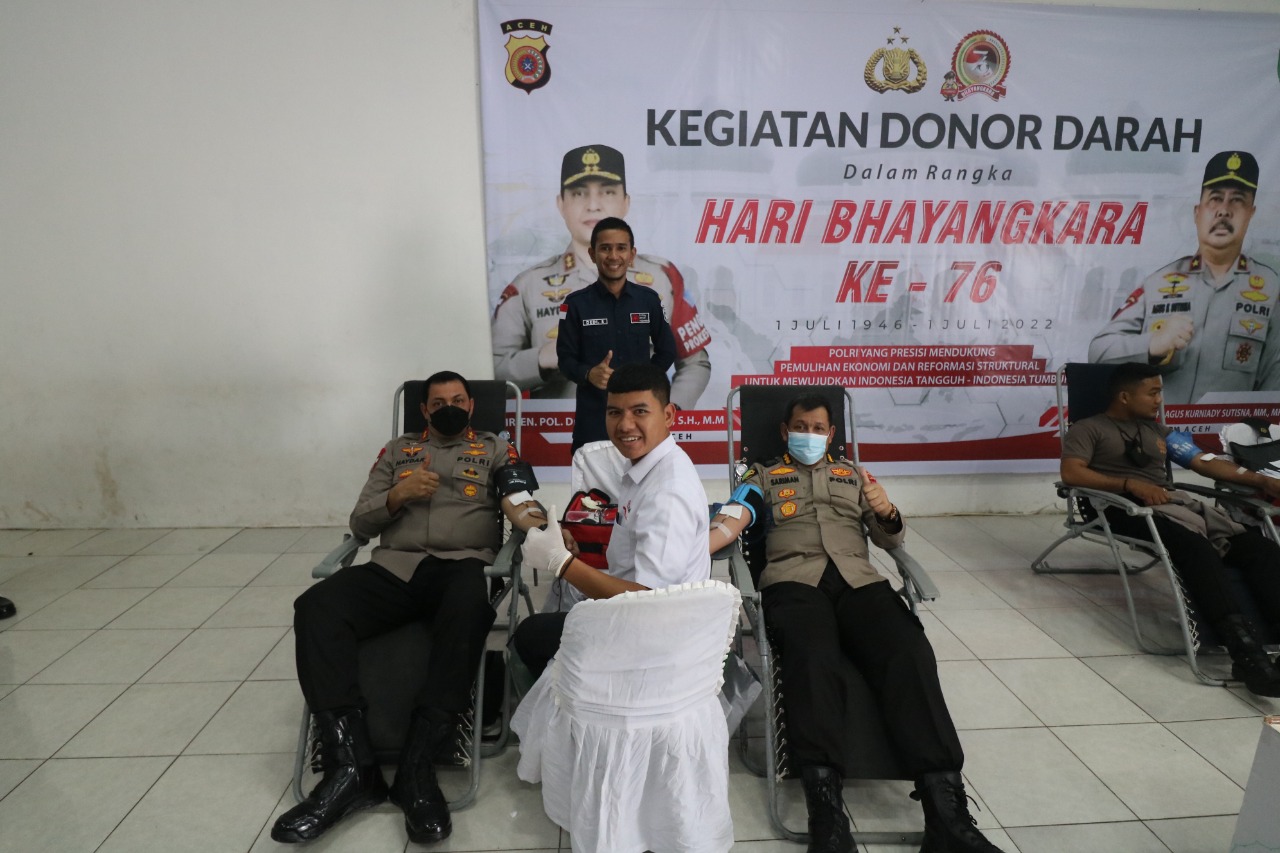 Kapolda Aceh Irjen Pol. Drs. Ahmad Haydar, S.H., M.M ikut mendonorkan darahnya pada kegiatan donor darah dalam rangka memeriahkan HUT Bhayangkara ke 76. (Foto: Dok.Ist)