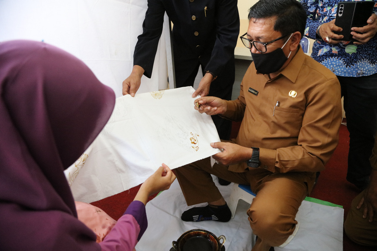 Kadisdik Tinjau Hasil Kerajinan Tangan Pelajar SMKN 1 Masjid Raya Aceh Besar