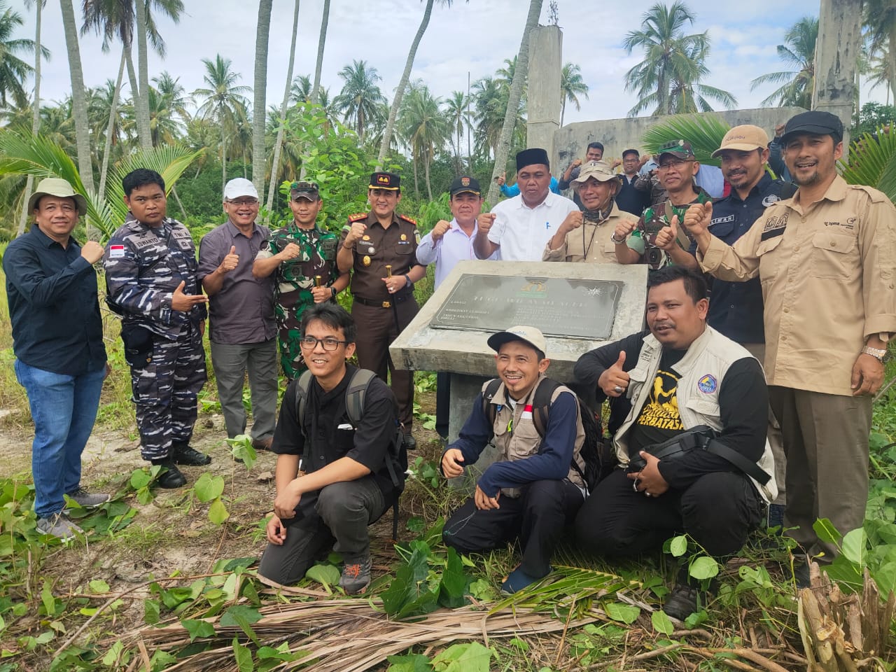 Tim Pemerintah Aceh bersama tim Kemendagri dan Pemkab Aceh Singkil saat melakukan verifikasi aktual di perbatasan wilayah, Jumat (03/06/2022).