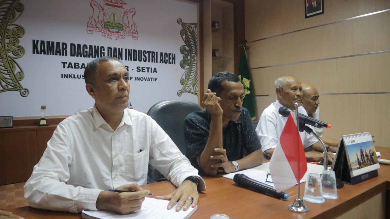 Muhammad Mada alias Cek Mada  (tengah) dalam konferensi pers di Kantor Kadin Aceh. (Foto: Nukilan/Reji)