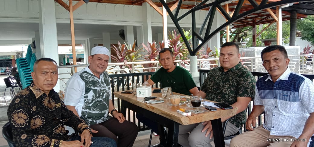 H. Sairun (kiri/batik hitam) dan Ketua DPD Projo Aceh, H. Husaini M. Amin alias Tgk Batee (peci putih) bersama pengurus Projo Aceh. Foto: Dok. Ist