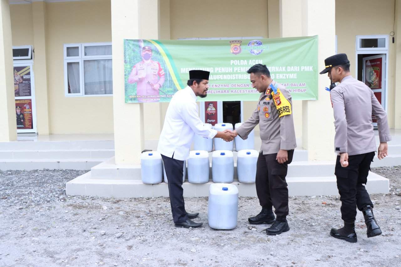 Kapolres Bener Meriah Serahkan Eco Enzyme ke Camat dan Kapolsek