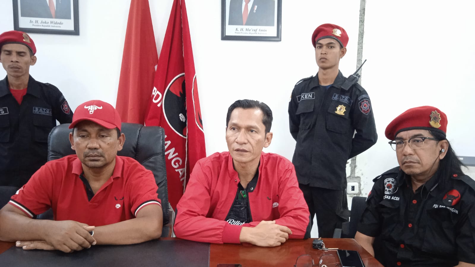 Ketua DPD PDIP Aceh, Muslahuddin Daud (kiri) bersama Sekretaris, Gading Hamonangan Hasibuan (tengah) dan Komandan Cakra Buana Aceh, Ali Gondrong (kanan)