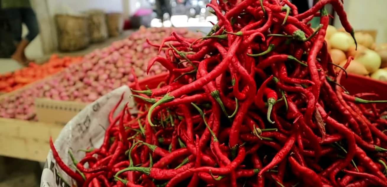 Cabai Merah dijajakan di Pasar Al-Mahirah, Lamdingin, Banda Aceh. (Foto: Nukilan/Rezi).