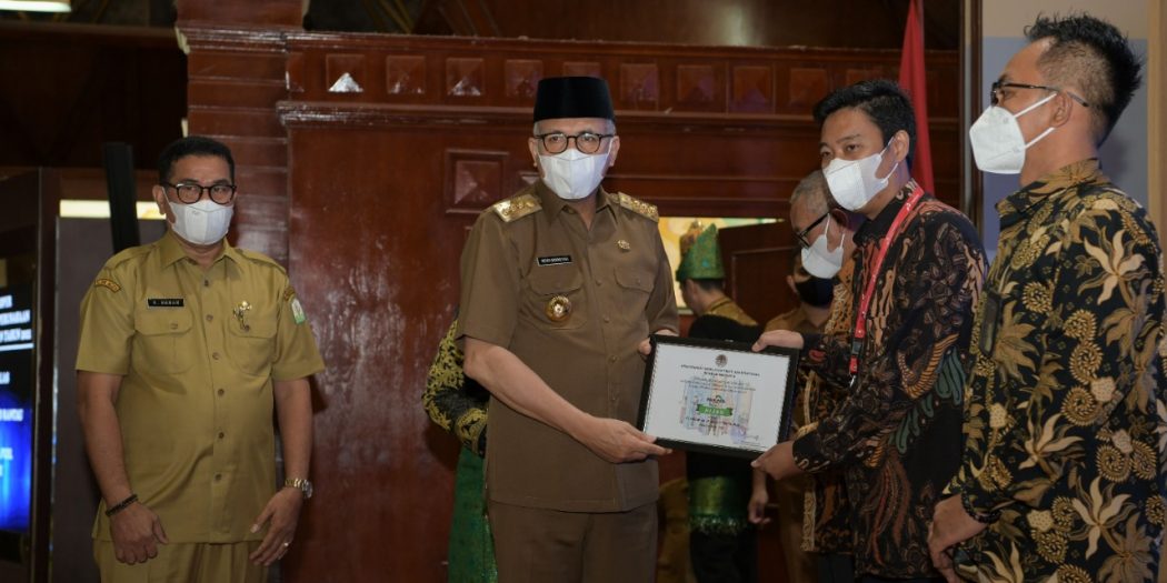 Gubernur Aceh, Ir. H. Nova Iriansyah, MT, menyerahkan piagam penghargaan kepada perusahaan dan sekolah yang dinilai berperan dalam menjaga dan melestarikan lingkungan hidup di Aceh pada momentum peringatan hari lingkungan hidup sedunia tingkat provinsi Aceh, di Anjong Mon Mata, Banda Aceh, Senin (13/6/2022).