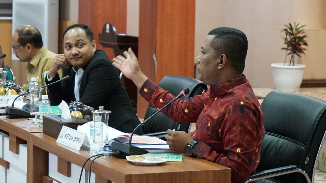 Ketua DPRA, Saiful Bahri alias Pon Yahya saat melakukan protes dalam seminar uji publik Rancangan Undang-Undang Revisi UUPA di Ruang Serbaguna Setda Aceh, Senin (6/6/2022).