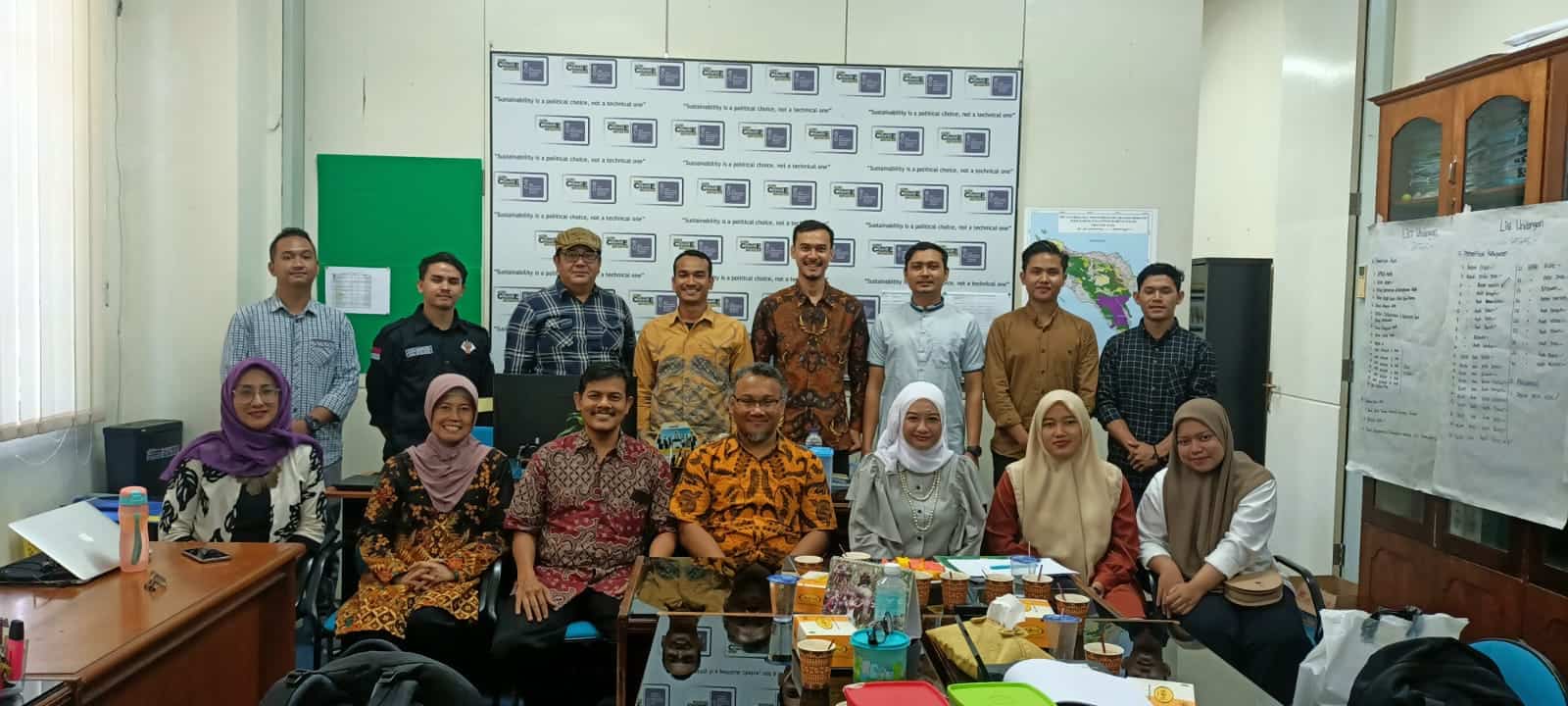 Kepala Pusat Penelitian Lingkungan Hidup  (PPLH) Institut Pertanian Bogor (IPB) Dr.Yudi Setiawan, SP, MEnvSc berkunjung ke Kantor Pusat Riset Perubahan Iklim Aceh (ACCI) Universitas Syiah Kuala (USK) di Darussalam, Banda Aceh. (Foto: Dok. Ist)