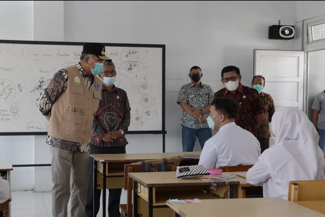 Gubernur Aceh, Ir. Nova Iriansyah, MT didampingi Kepala Dinas Pendidikan Aceh, Drs. Alhudri, MM meninjau pelaksanaan proses belajar mengajar di SMAN 1 Banda Aceh. (Foto: Dok.Humas Aceh)