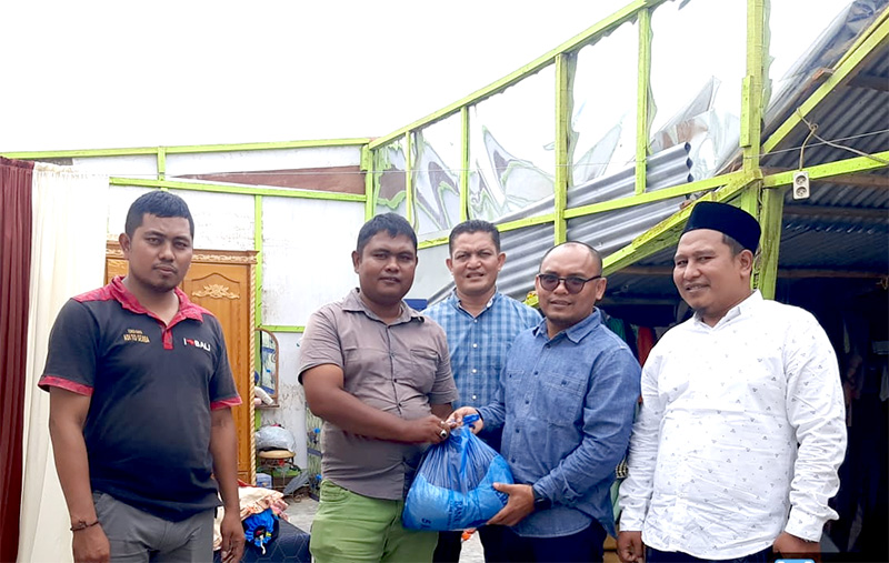 Teuku Syawal menyerahkan sembako untuk korbang Puting Beling di Desa Kembang Tanjong dan Mila. (Foto: Ist.)