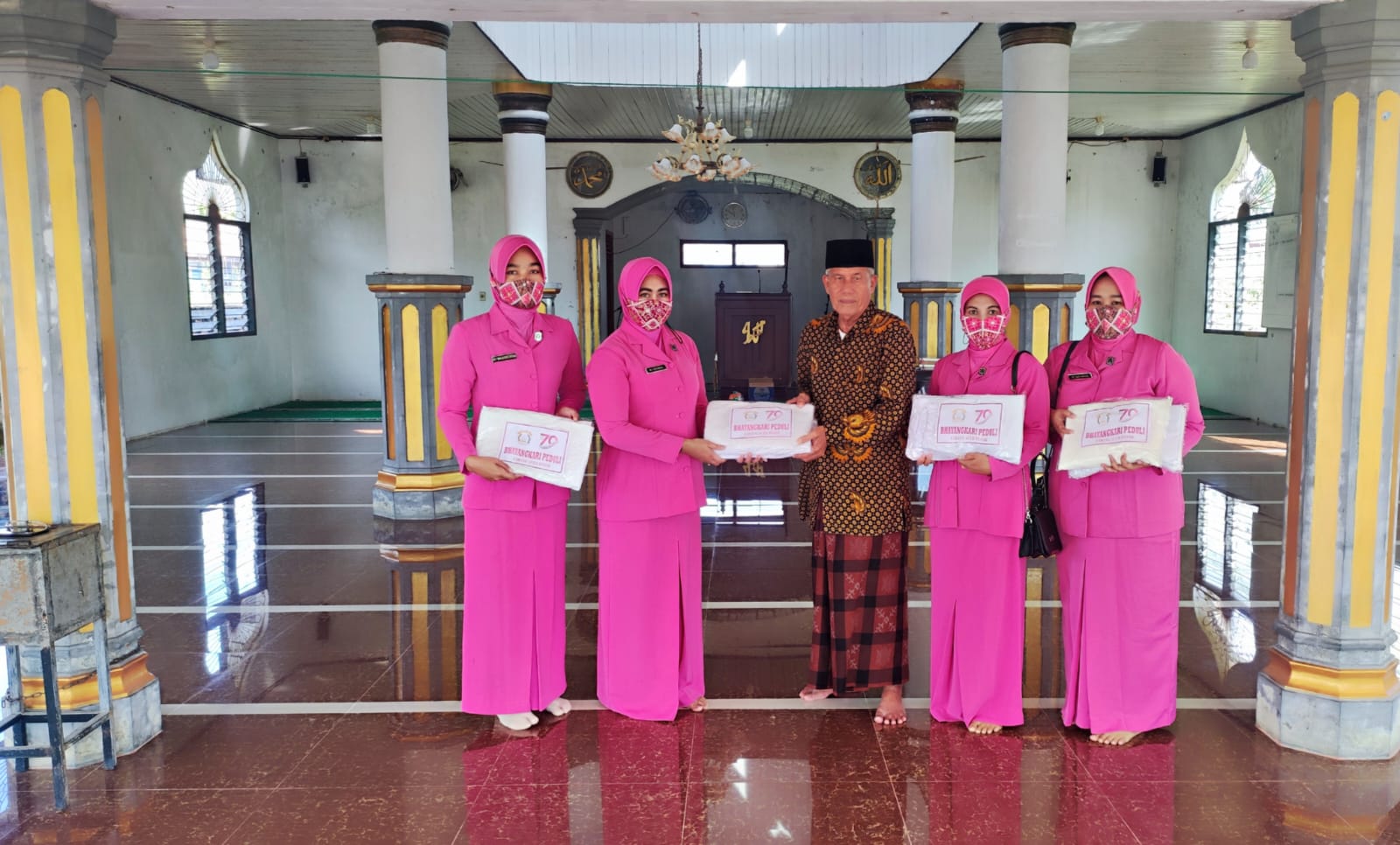 Bhayangkari Polsek Simpang Tiga, Aceh Besar, salurkan mukenah baru ke Masjid Istiqamah, Aceh Besar. (Foto: Ist)