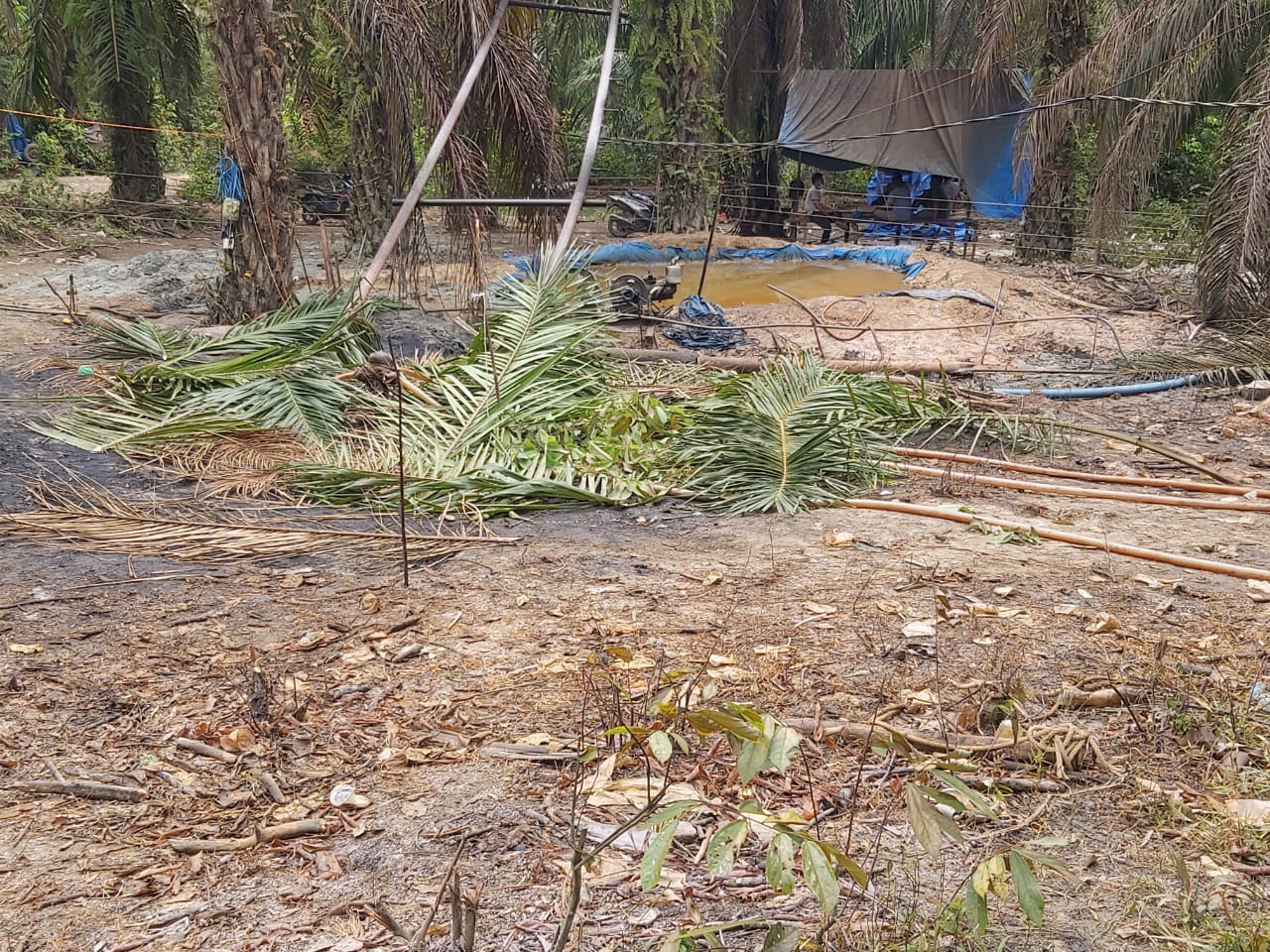 Kondisi tempat penampungan minyak mentah di Desa Mata Ie, Kecamatan Ranto Peureulak, Aceh Timur, usai terbakar. Foto: Humas Polres Atim.
