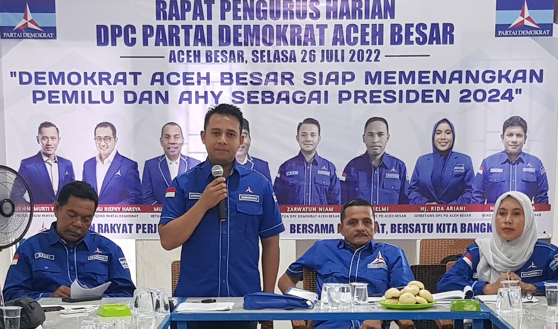 Ketua DPC Partai Demokrat Aceh Besar, Zarwatun Niam saat memberikan arahan dan bimbingan kepada para pengurus di Aceh Besar, Selasa (26/7/2022).