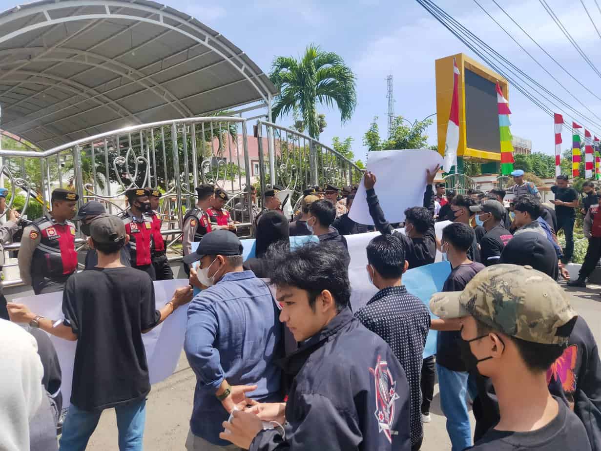 Koalisi Pemuda Aceh Menggugat (KoPAM) melakukan aksi unjuk rasa di depan Kantor Kejaksaan Tinggi (Kejati) Aceh, Selasa (19/7/2022). Foto: Nukilan/Reji