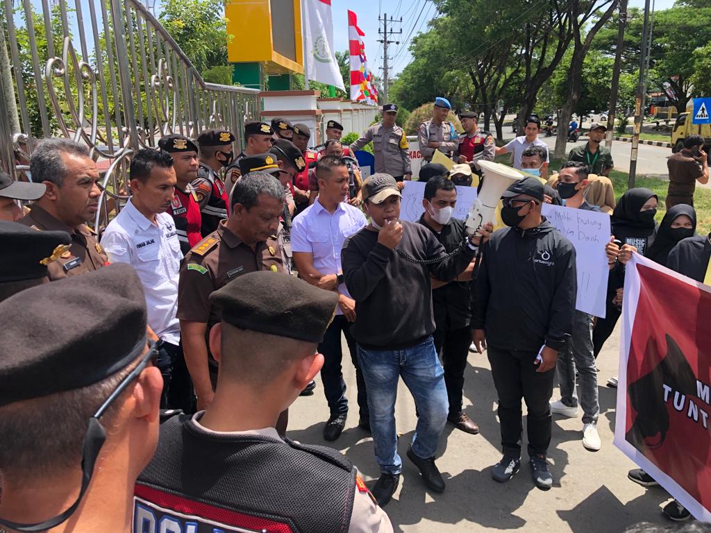 KoPAM melakukan aksi unjuk rasa di depan Kantor Kejati Aceh, Selasa (19/7/2022). Foto: Nukilan/Reji