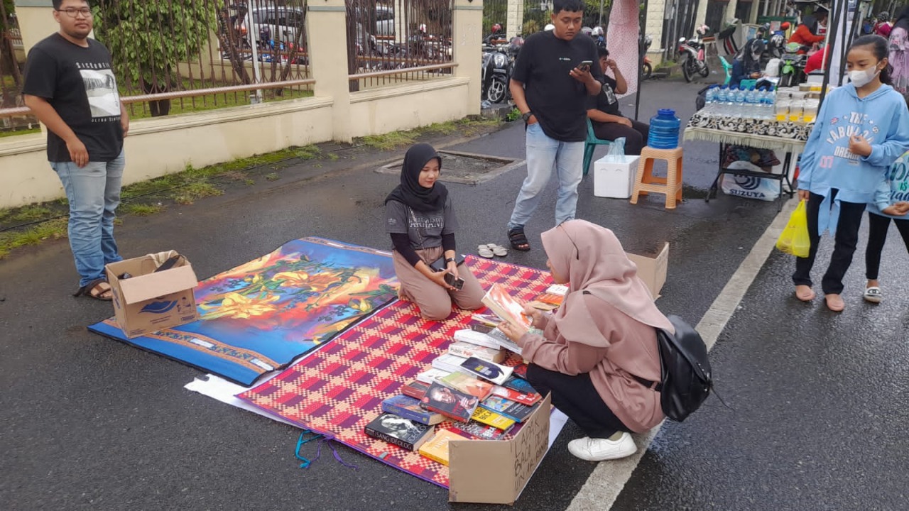 DEMA UIN Ar-Raniry Buka Lapak Baca di Car Free Day, Banda Aceh. (Foto: Nukilan/Reji)