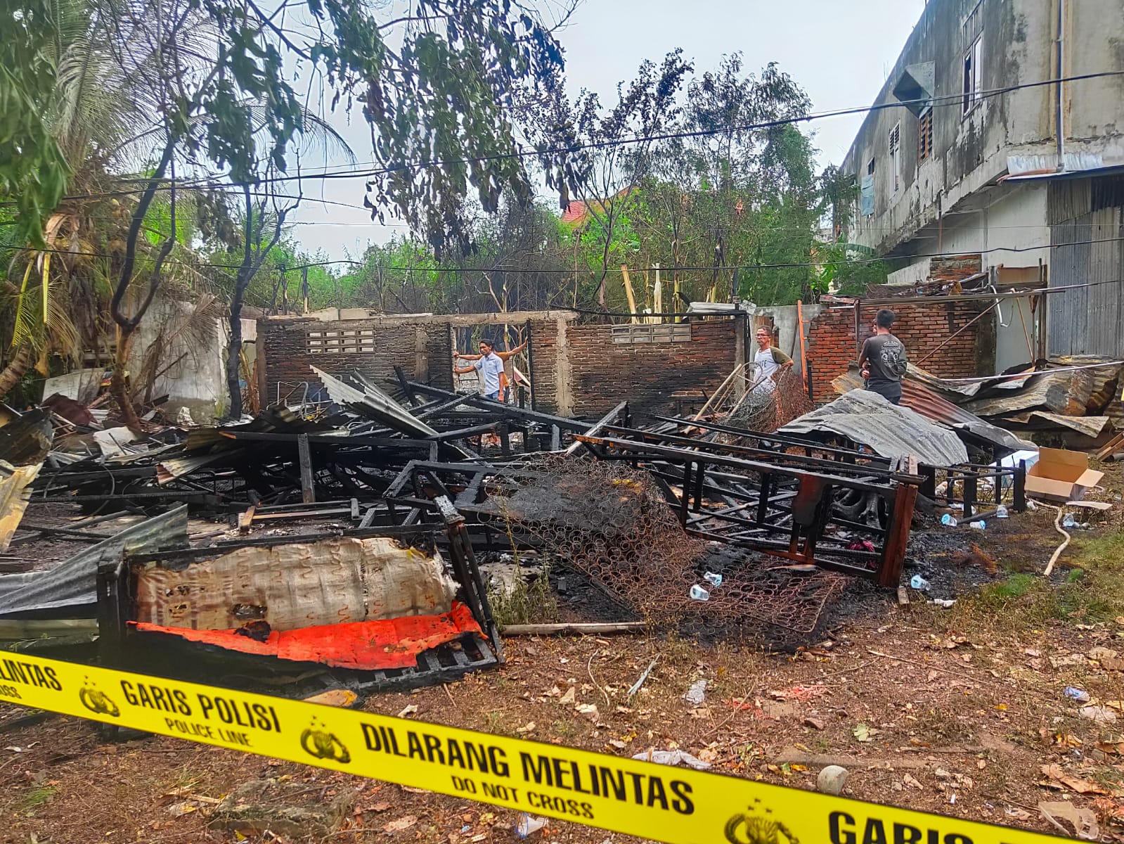 Kebakaran rumah sekaligus usaha milik M Husein (65) warga Gampong Keuramat. (Foto: Nukilan/Reji)