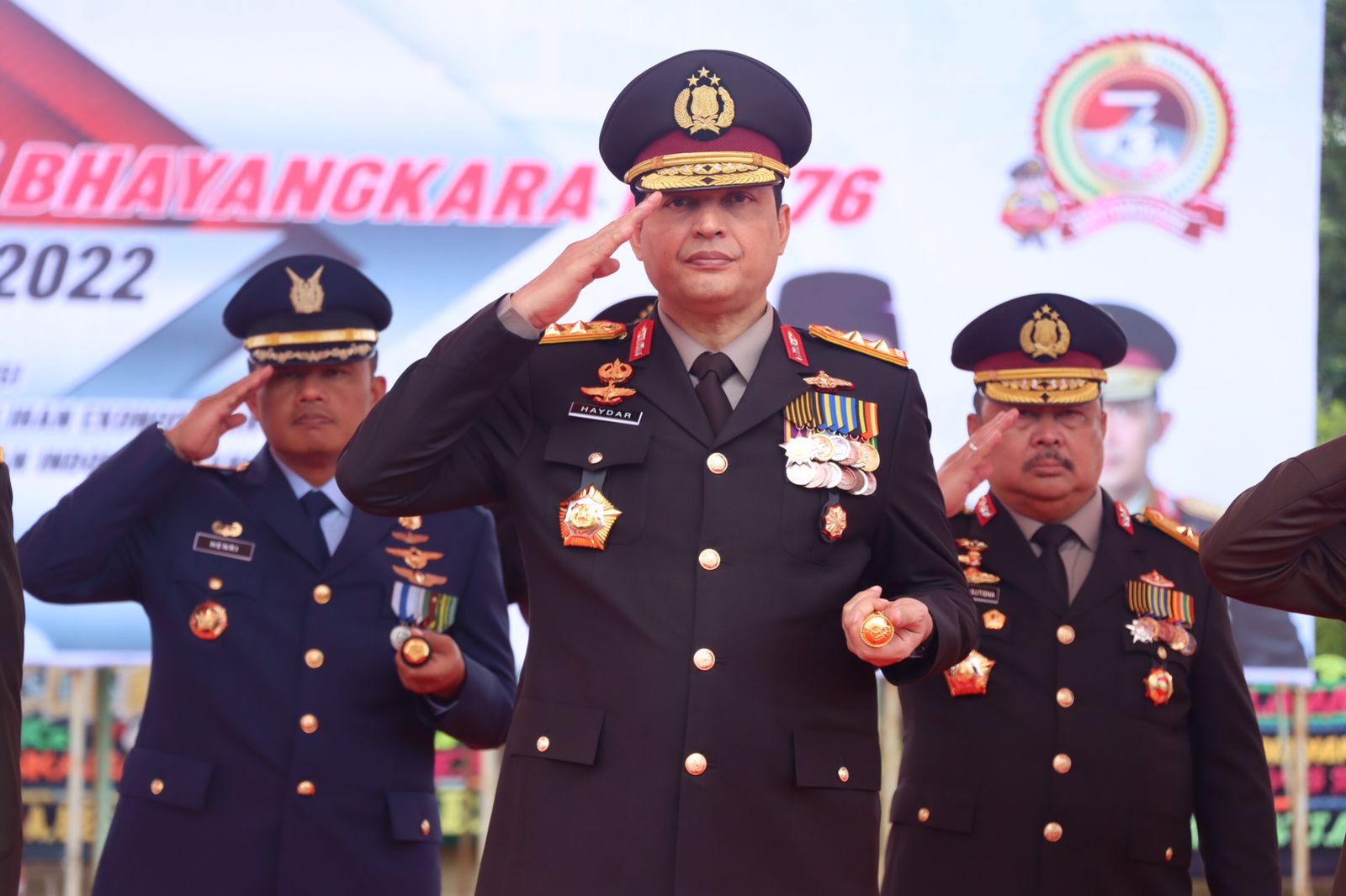 Kapolda Aceh Irjen Ahmad Haydar melaksanakan upacara HUT ke-76 Bhayangkara di Lapangan Mapolda Aceh. (Foto: Dok.Ist)