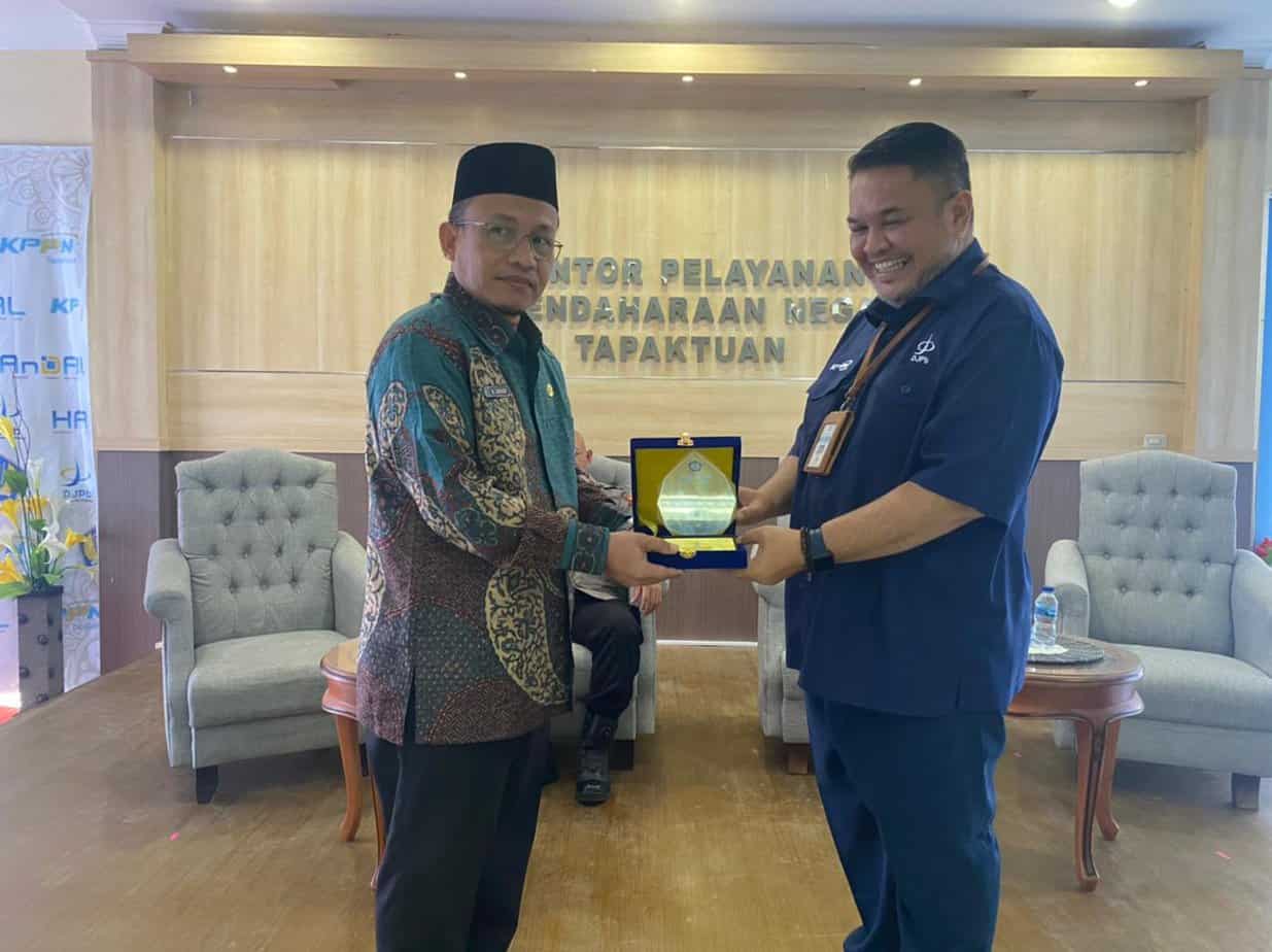 Kepala KPPN Tapaktuan, Andi Khairuddin, menyerahkan plakat penghargaan kepada H. Juniazi, S.Ag.M.Pd, sebagai Kuasa Pengguna Anggaran (KPA) Inspiratif Jajaran KPPN Tapaktuan TA 2022, Kamis (14/7) di Aula KPPN Tapaktuan.