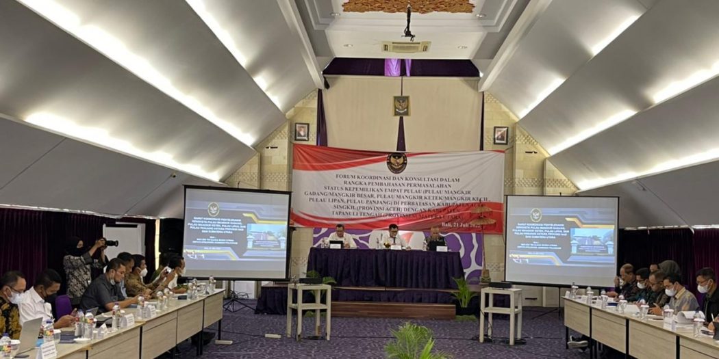 Asisten I Sekda Aceh Dr. M. Jafar, SH, M.Hum, saat menghadiri Forum Koordinasi dan Konsultasi dalam Rangka Pembahasan Permasalahan Status Kepemilikan Empat Pulau (Pulau Mangkir Gadang/Besar, Pulau Mangkir Ketek/Kecil, Pulau Lipan dan Pulau Panjang) di Perbatasan Kabupaten Aceh Singkil (Provinsi Aceh) dengan Kabupaten Tapanuli Tengah (Provinsi Sumatera Utara) yang diselenggarakan Kemenko Polhukam, di Bali, Kamis (21/7/2022).
