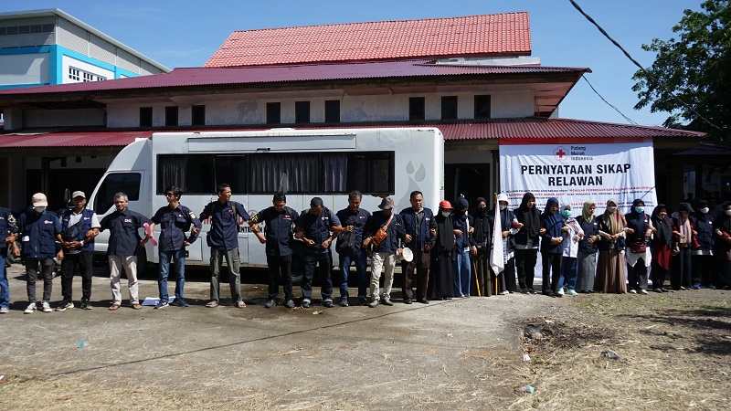 Relawan saat melakukan teatrikal dalam aksi damai menolak pembekuan kepengurusan PMI Banda Aceh, Rabu (6/7/2022). Foto: Nukilan