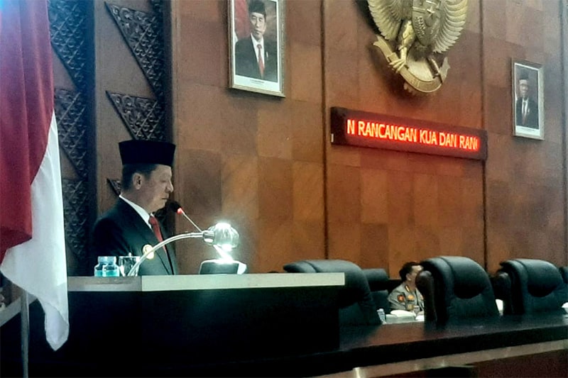Pj Gubernur Aceh Achmad Marzuki di Aula Gedung DPR Aceh. (Foto: Nukilan.id)