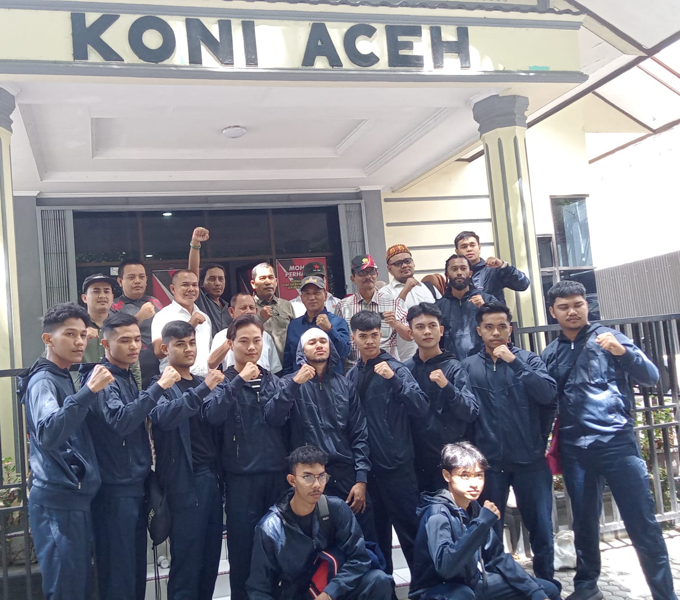 Ketua Harian KONI Aceh, Kamaruddi Abubakar berserta jajaran pengurus berpose bersama atlet dancesport usai pelepasan ke Kejurnas di Palembang, Sumatera Selatan di Sekretariat KONI Aceh, Banda Aceh, Kamis (30/6/2022). Foto : Sudirman Mansyur.