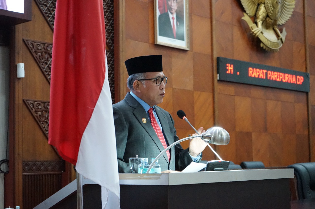 Gubernur Aceh, Nova Iriansyah saat menyampaikan pendapat akhir terhadap pembahasan rancangan Qanun tentang pertanggungjawaban pelaksanaan APBA tahun anggaran 2021 di Ruang Rapat Paripurna DPRA, Jum'at (1/7/2022) malam. Foto: Nukilan.