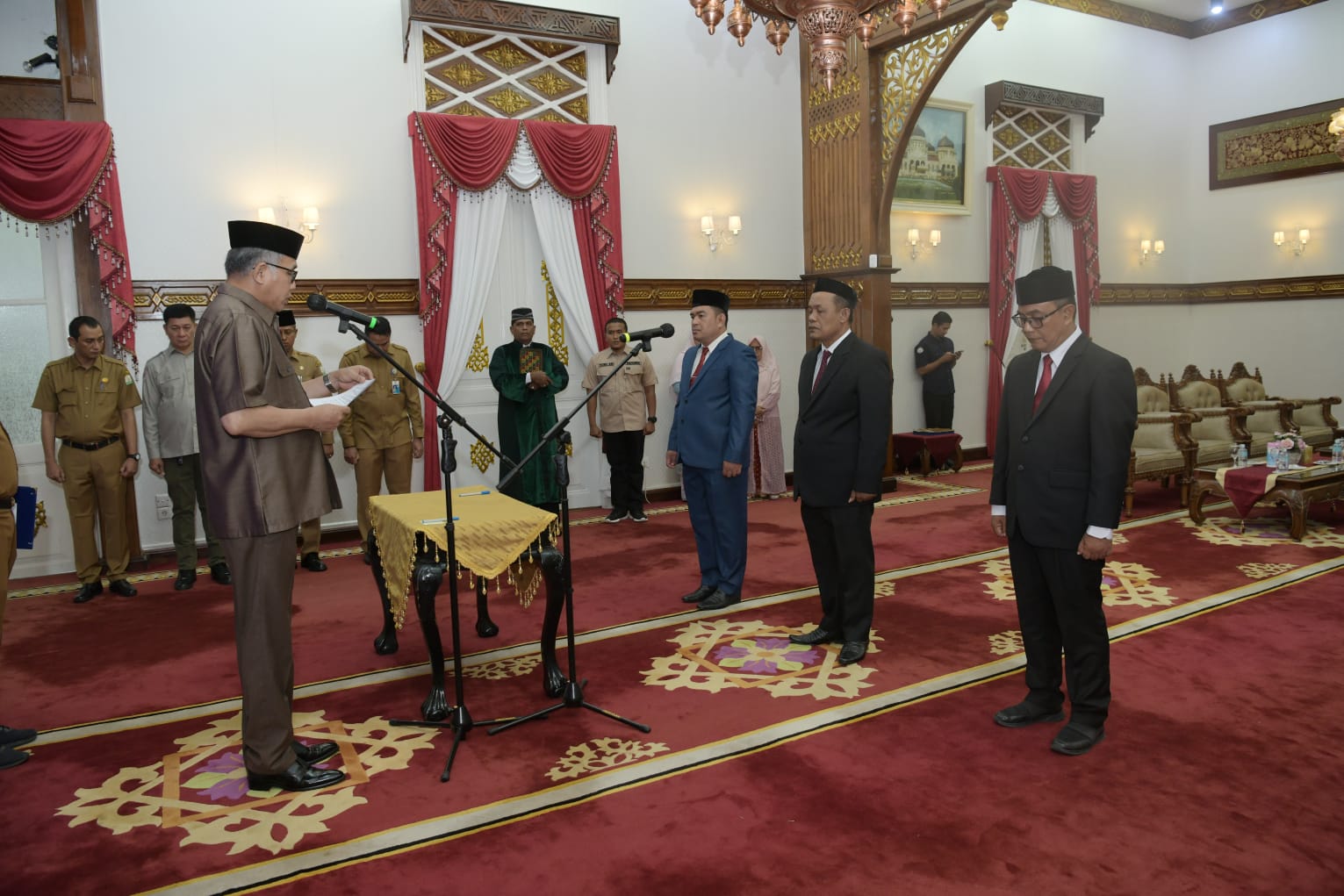 Gubernur Aceh, Ir. H. Nova Iriansyah, MT, didampingi Sekda Aceh, dr. Taqwallah, M.Kes, melantik Pejabat Pimpinan Tinggi Pratama di lingkungan Pemerintah Aceh di Meuligoe Gubernur Aceh, Banda Aceh, Senin (4/7/2022). Foto: Humas.