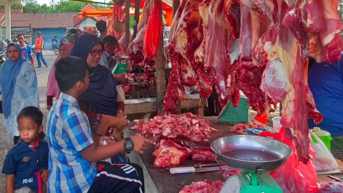 Suasana meugang di Pasar Kampong Ateuk, Banda Aceh. (Foto: Nukilan/Reji)