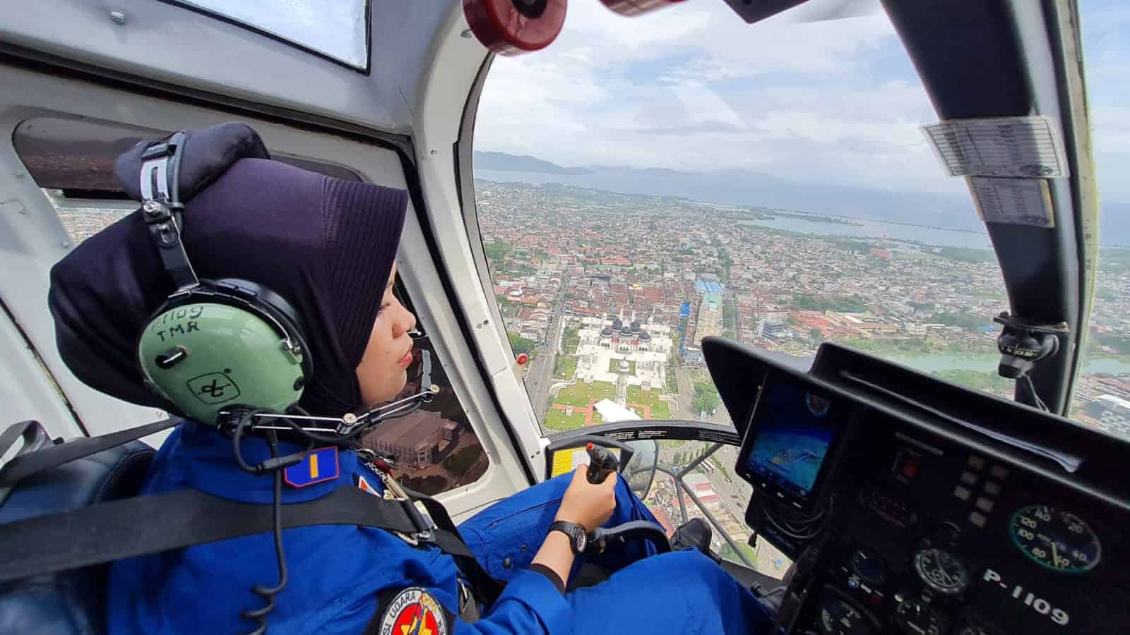 Ipda Digna Novita Dewi, Co-pilot Wanita Pertama Polda Aceh Liput Pembukaan Expo dari Udara