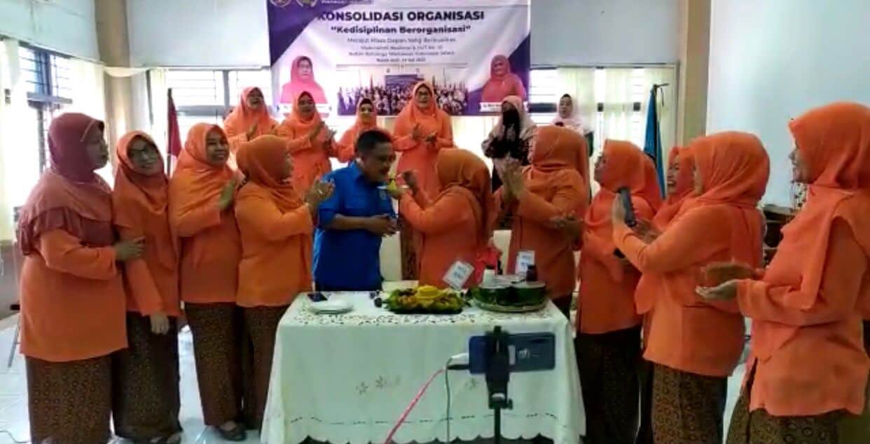 Ketua IKWI Aceh didampingi unsur pengurusnya memotong tumpeng HUT ke-61 IKWI dan menyuapkan kepada Ketua PWI Aceh selaku Pembina IKWI di Aula PWI Aceh, kawasan Simpang Lima, Banda Aceh, Selasa, 19 Juli 2022. (Foto: Dok IKWI Aceh)