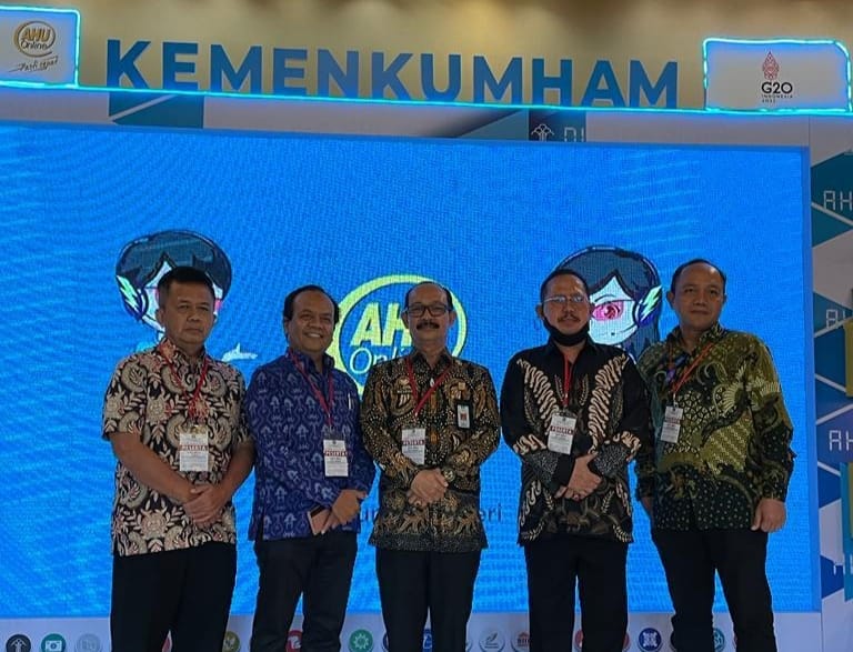 Kakanwil Kemenkumham Aceh Meurah Budiman foto bersama MKN Aceh Teuku Abdurrahman dan Ketua Bidang Organisasi INI Pusat Taufik, SH, MH saat Rakor Notaris di Denpasar - Bali, minggu (24/7/2022). Foto: Ist