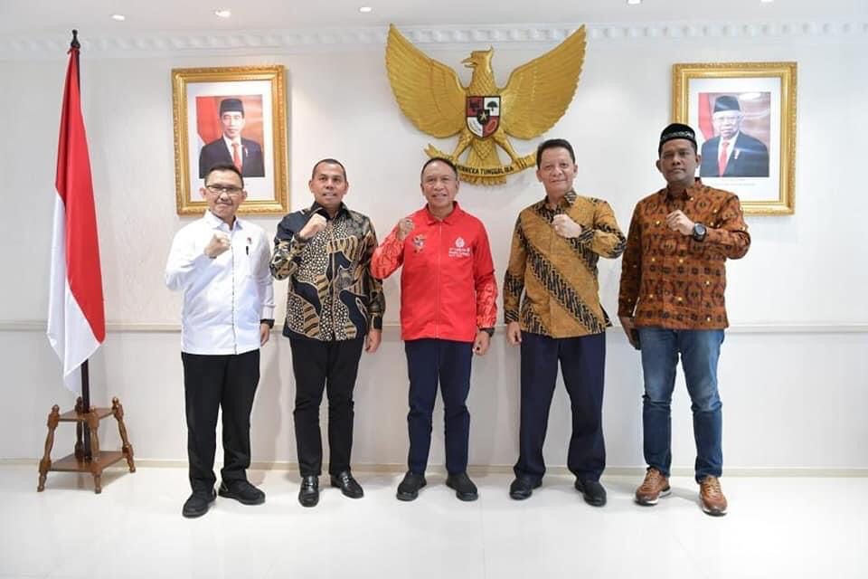 Pj. Gubernur Aceh, Achmad Marzuki didampingi Ketua DPRA Saiful Bahri dan Anggota DPR RI asal Aceh Muslim usai melakukan pertemuan dengan Menteri Pemuda dan Olahraga (Menpora) RI Zainudin Amali, di Kemenpora, Jakarta Selatan, Selasa, 26 Juli 2022. (Foto: Humas BPPA).