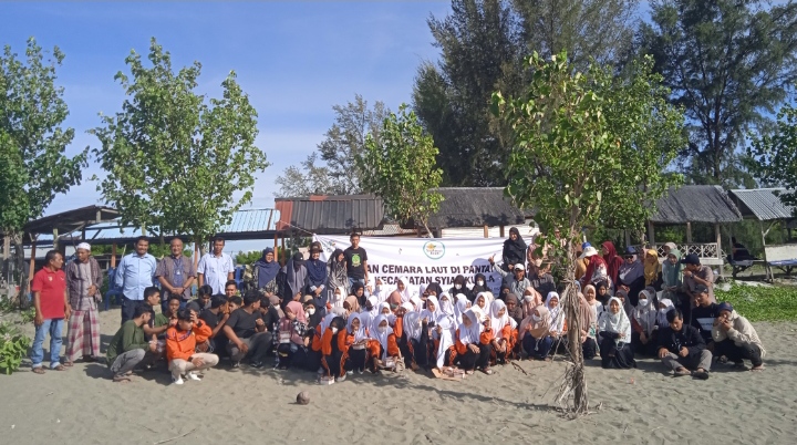 LSM Seulanga Aceh Gelar Tanam Pohon Cemara di Pantai Alue Naga Banda Aceh