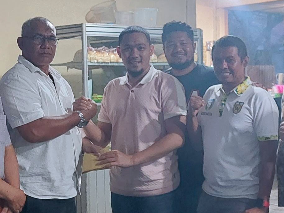 Calon Ketua Umum bersama pendukungnya saat serah terima berkas dan biaya pendaftaran pencalonan di Warkop / Kantin Tekkomdik. (Foto: Panitia Musprov)