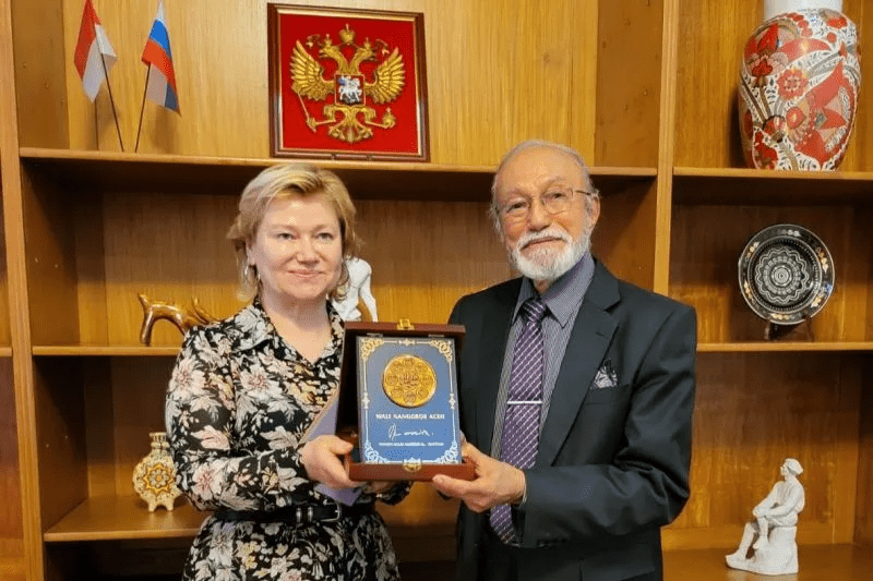 Wali Nanggroe Aceh Malik Mahmud Al Haythar (kanan) menyerahkan cenderamata kepada Wakil Dubes Rusia untuk Indonesia Veronika Novoseltseva, di Jakarta, Rabu (27/7/2022) (ANTARA/HO/Humas Wali Nanggroe Aceh)