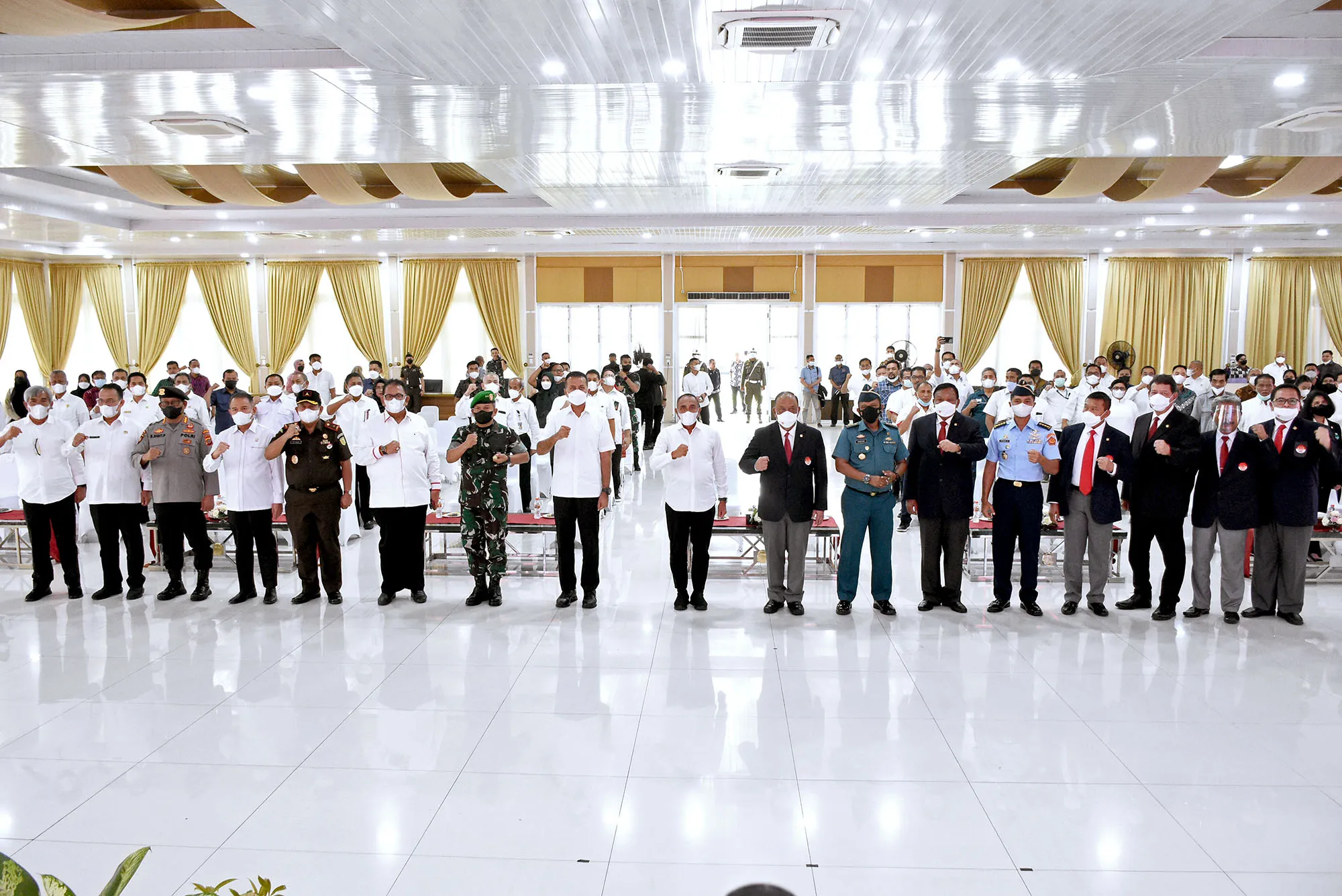 Ketua Umum KONI Marciano Norman lantik dan kukuhkan Panitia Inti Panitia Besar Pekan Olahraga Nasional (PON) XXI 2024 Aceh-Sumut. (Dok. Dinas Komunikasi dan Informatika Provinsi Sumut / Imam Syahputra)